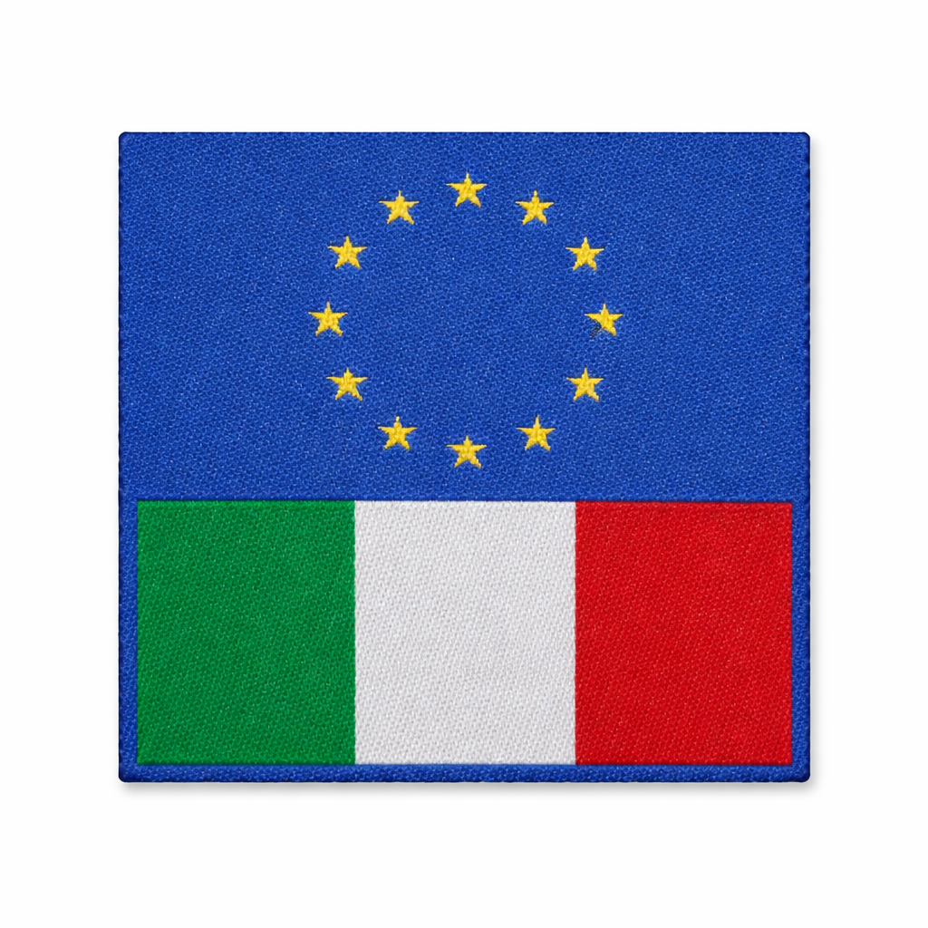 Patch-Toppa Microricamata in HD/Jacquard (Alta Definizione) Bandiera Italia-Europa Termoadesiva, Micro Filo, Dimensioni : H. cm. 8 x L. cm.8 - Prodotto in Italia